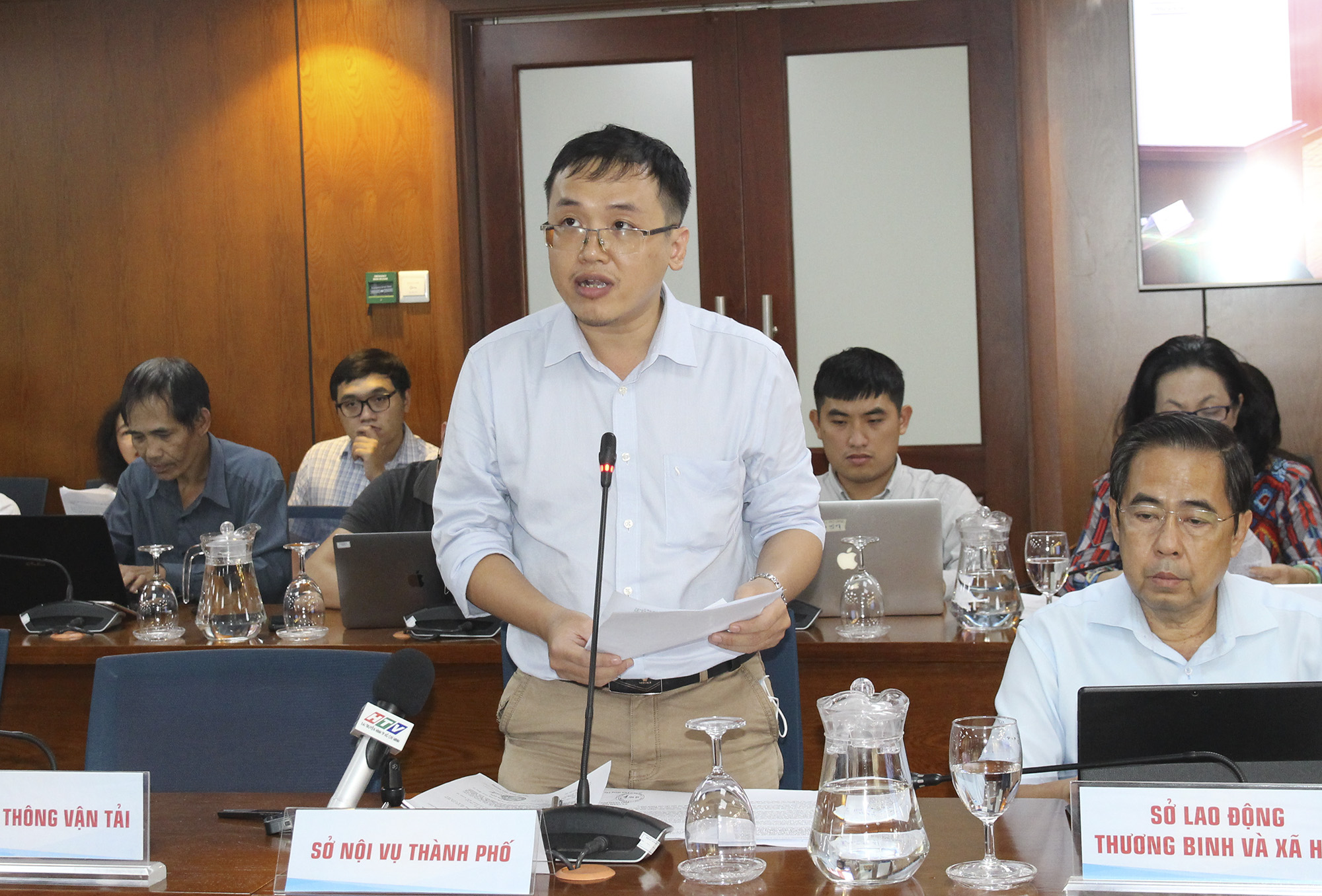 Đồng chí Nguyễn Sĩ Long – Phó Trưởng Phòng Viên chức Sở Nội vụ TP. Hồ Chí Minh phát biểu tại buổi họp báp (Ảnh: H.H).